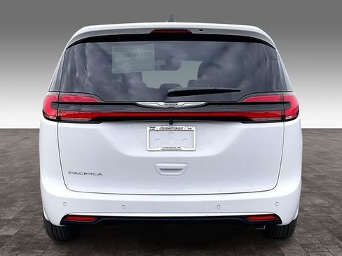 New 2026 Chrysler Pacifica Select image 4