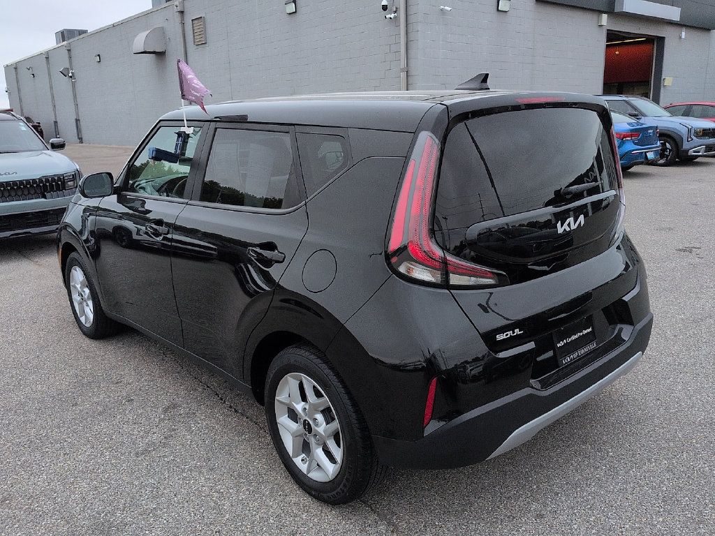 Used 2024 Kia Soul LX w/ Option Group 015 FWD image 5