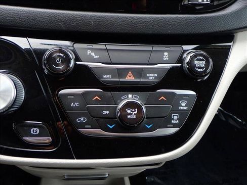 Used 2019 Chrysler Pacifica L image 18