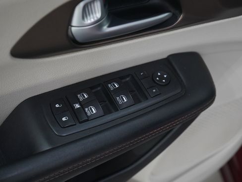 Used 2018 Chrysler Pacifica Touring-L Plus image 23