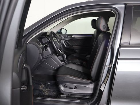 Used 2024 Volkswagen Tiguan SE image 28