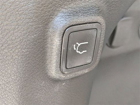 Certified 2020 Jeep Cherokee Latitude Lux w/ Comfort/Convenience Group image 10