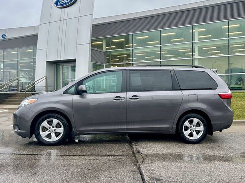 Used 2017 Toyota Sienna LE image 3
