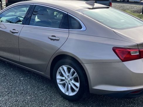 Used 2018 Chevrolet Malibu LT w/ Leather Package FWD image 4
