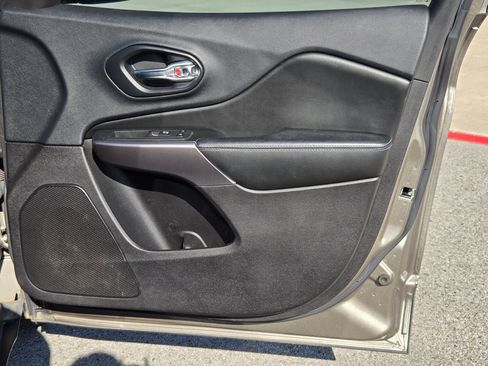Used 2019 Jeep Cherokee Latitude Plus FWD image 28