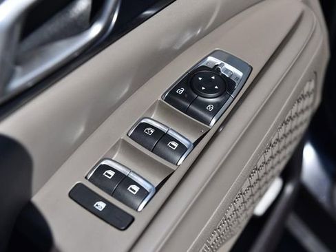 Used 2025 Kia Carnival FWD image 8