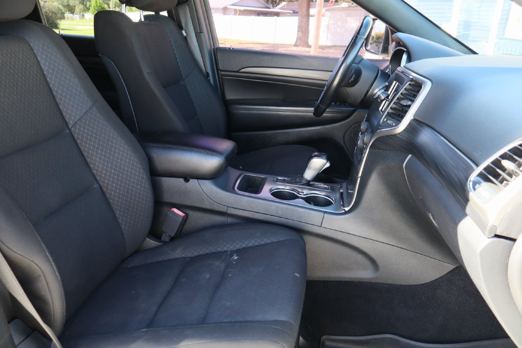 Used 2021 Jeep Grand Cherokee Laredo AWD/4WD image 27