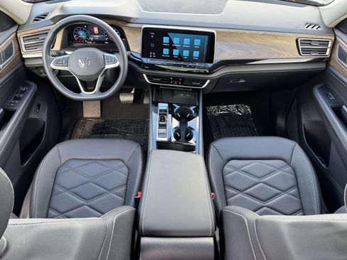 Used 2025 Volkswagen Atlas SE image 33