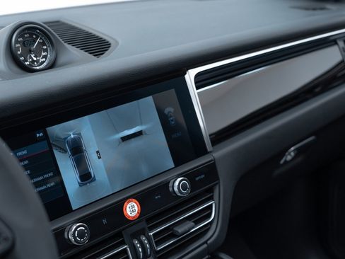 Certified 2025 Porsche Macan AWD/4WD image 27