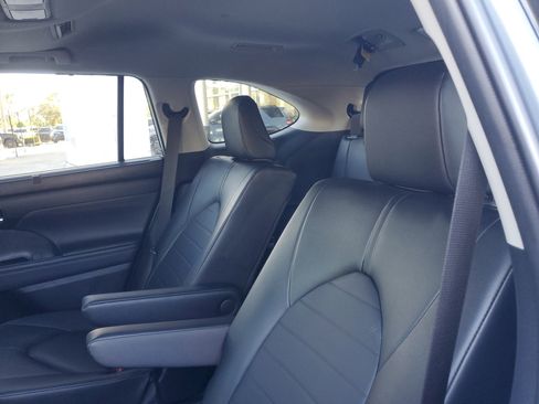 Used 2024 Toyota Highlander XLE image 11