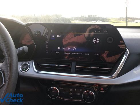 Used 2025 Chevrolet Trax LT image 33