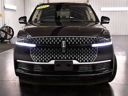 Used 2025 Lincoln Navigator Reserve AWD/4WD image 2