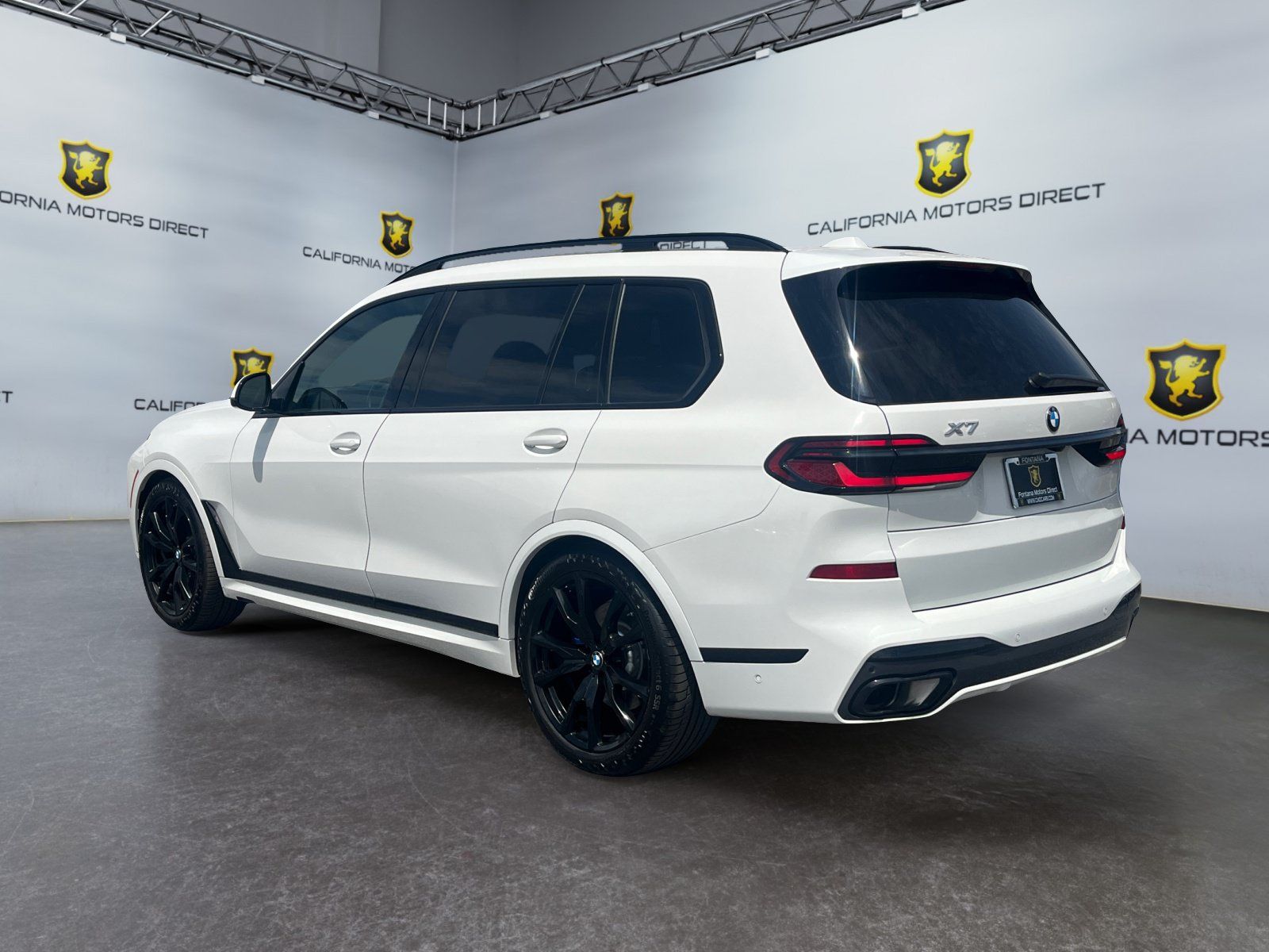 Used 2024 BMW X7 xDrive40i w/ M Sport Package AWD/4WD image 3