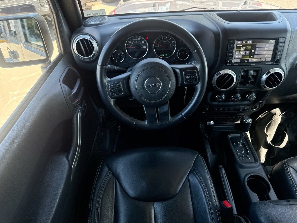 Used 2017 Jeep Wrangler Unlimited Sahara w/ Connectivity Group AWD/4WD image 11