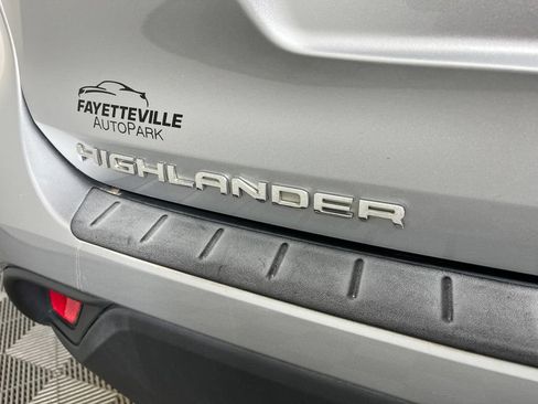 Used 2022 Toyota Highlander LE FWD image 4