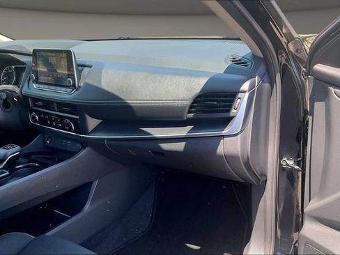 Used 2025 Nissan Rogue S FWD image 14