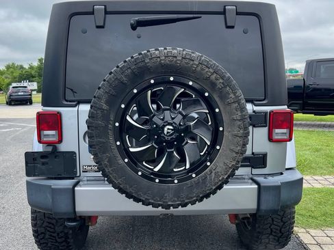 Used 2018 Jeep Wrangler Unlimited Sahara AWD/4WD image 5