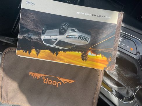 Used 2019 Jeep Cherokee Limited image 31