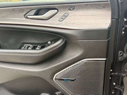 Used 2022 Jeep Grand Cherokee Overland w/ Advanced Protech Group III image 35