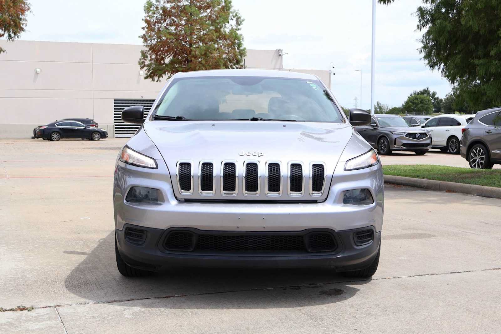 Used 2017 Jeep Cherokee Sport FWD image 6