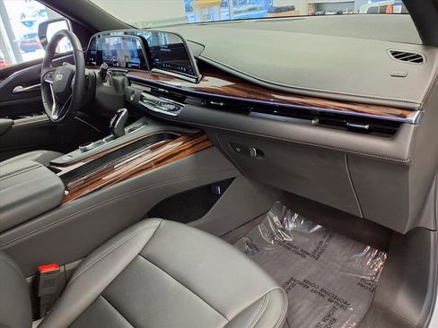 Certified 2024 Cadillac Escalade ESV Luxury image 9