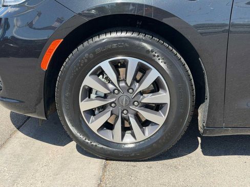 Used 2023 Chrysler Pacifica Touring-L FWD image 34