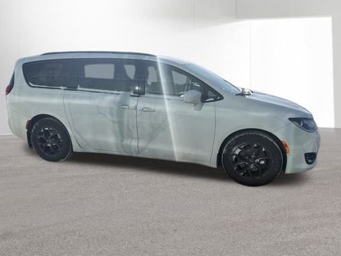 Used 2020 Chrysler Pacifica Touring-L Plus image 20