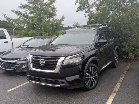 Used 2024 Nissan Pathfinder Platinum w/ Cargo Package FWD image 4