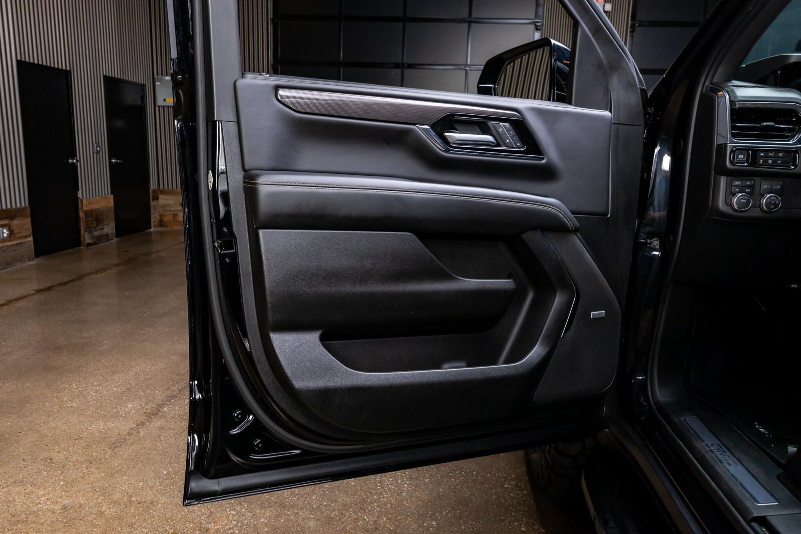 Used 2025 GMC Yukon XL Elevation AWD/4WD image 41