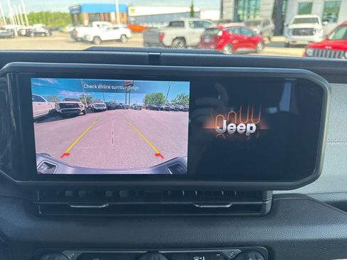 Used 2025 Jeep Gladiator Sport image 19