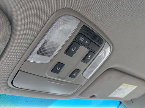 Used 2021 Kia Sedona LX image 32