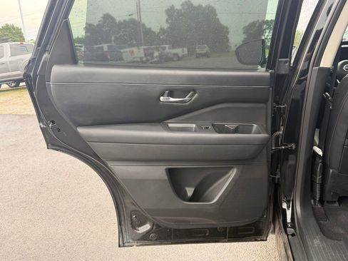 Used 2024 Nissan Pathfinder SL w/ SL Premium Package FWD image 17