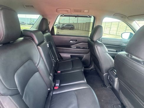 Certified 2023 Nissan Pathfinder SL w/ Black Appearance Package FWD image 32