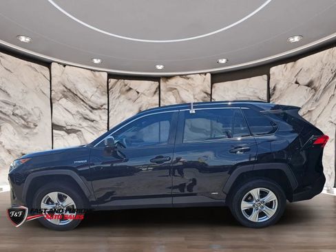 Used 2021 Toyota RAV4 LE AWD/4WD image 4