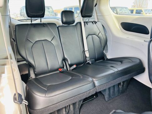 Used 2024 Chrysler Pacifica Touring-L image 31