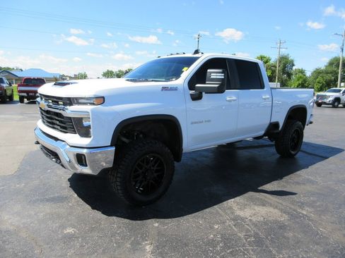 Used 2024 Chevrolet Silverado 2500 LT AWD/4WD image 13