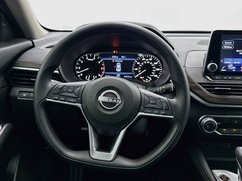 Used 2023 Nissan Altima 2.5 SV FWD image 18