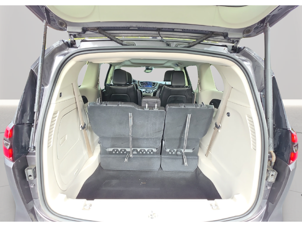 Used 2023 Chrysler Pacifica Limited w/ Uconnect Theater Family Group FWD image 13