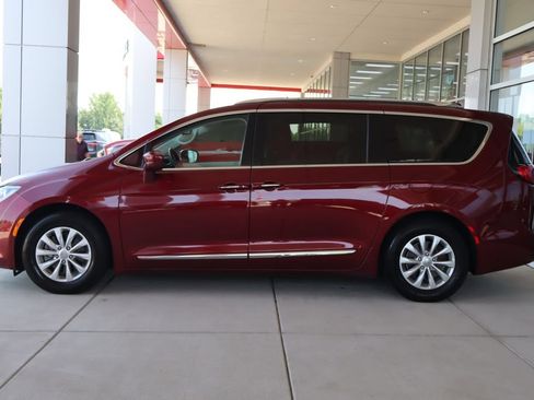 Used 2018 Chrysler Pacifica Touring-L w/ Premium Audio Group FWD image 4