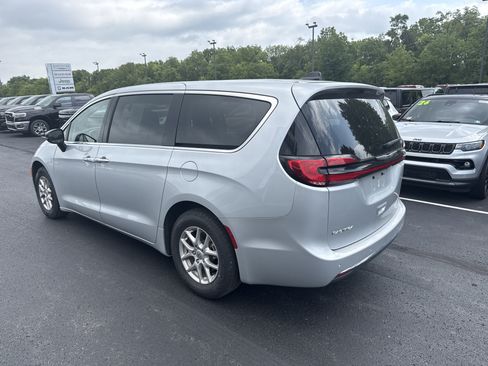 Used 2024 Chrysler Pacifica Touring-L FWD image 9