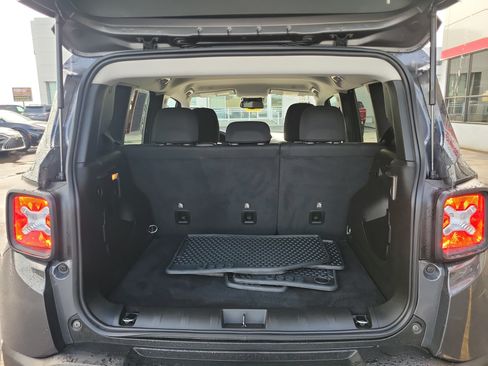 Used 2023 Jeep Renegade Latitude w/ Premium Group AWD/4WD image 8