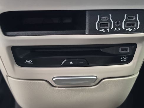 Used 2021 Chrysler Pacifica Touring-L w/ Uconnect Theater Family Group FWD image 22