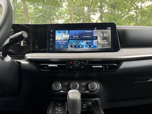Used 2025 Nissan Kicks SV AWD/4WD image 17