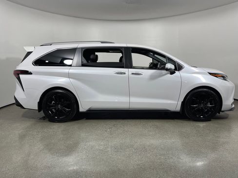 Certified 2023 Toyota Sienna Platinum image 2