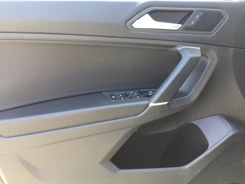 Used 2020 Volkswagen Tiguan SE w/ Panoramic Sunroof Package AWD/4WD image 12