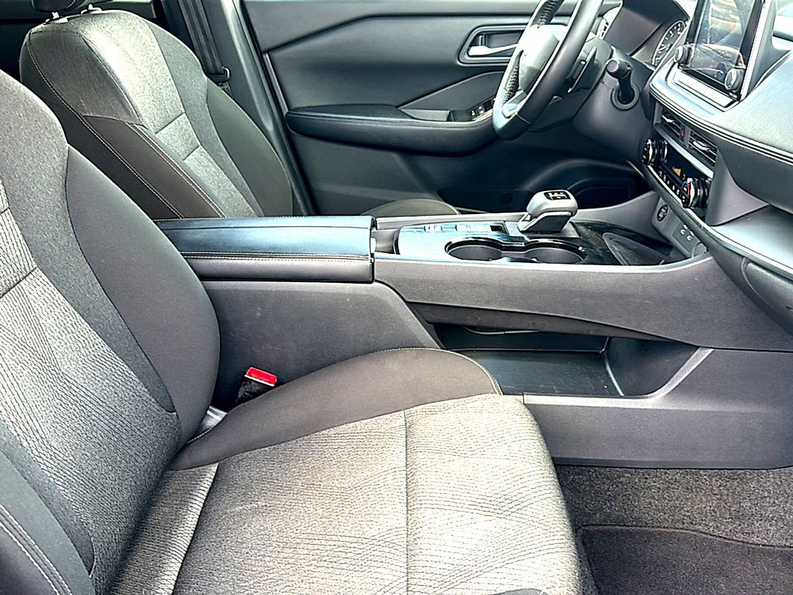 Used 2025 Nissan Rogue SV FWD image 24