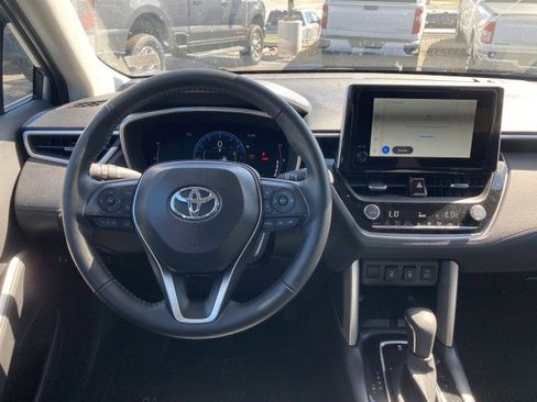 Used 2025 Toyota Corolla Cross XLE w/ Convenience Package image 8