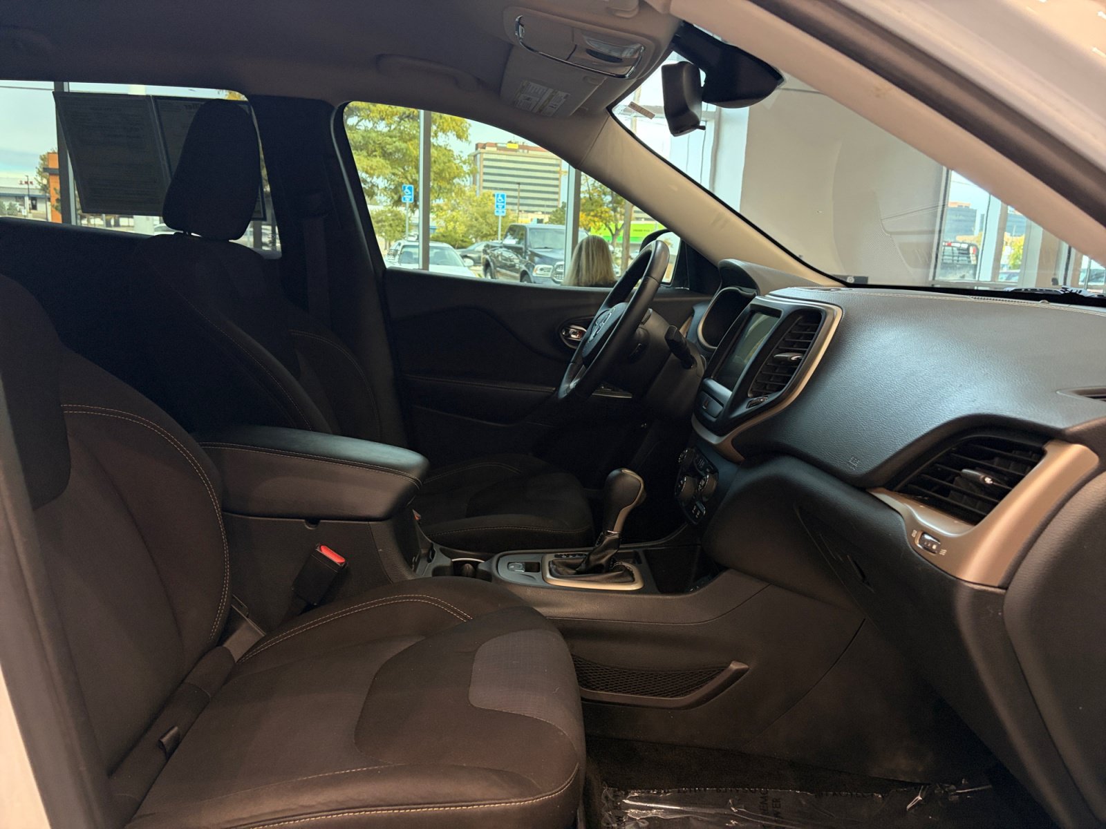 Used 2015 Jeep Cherokee Latitude FWD image 31