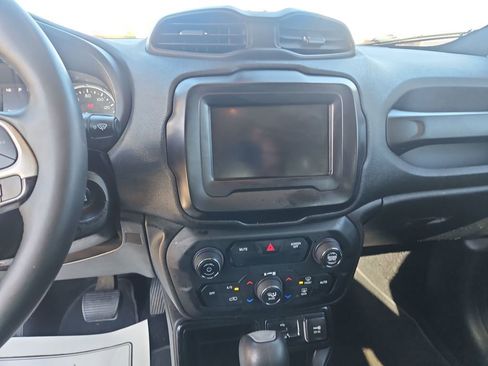 Used 2018 Jeep Renegade Latitude image 23