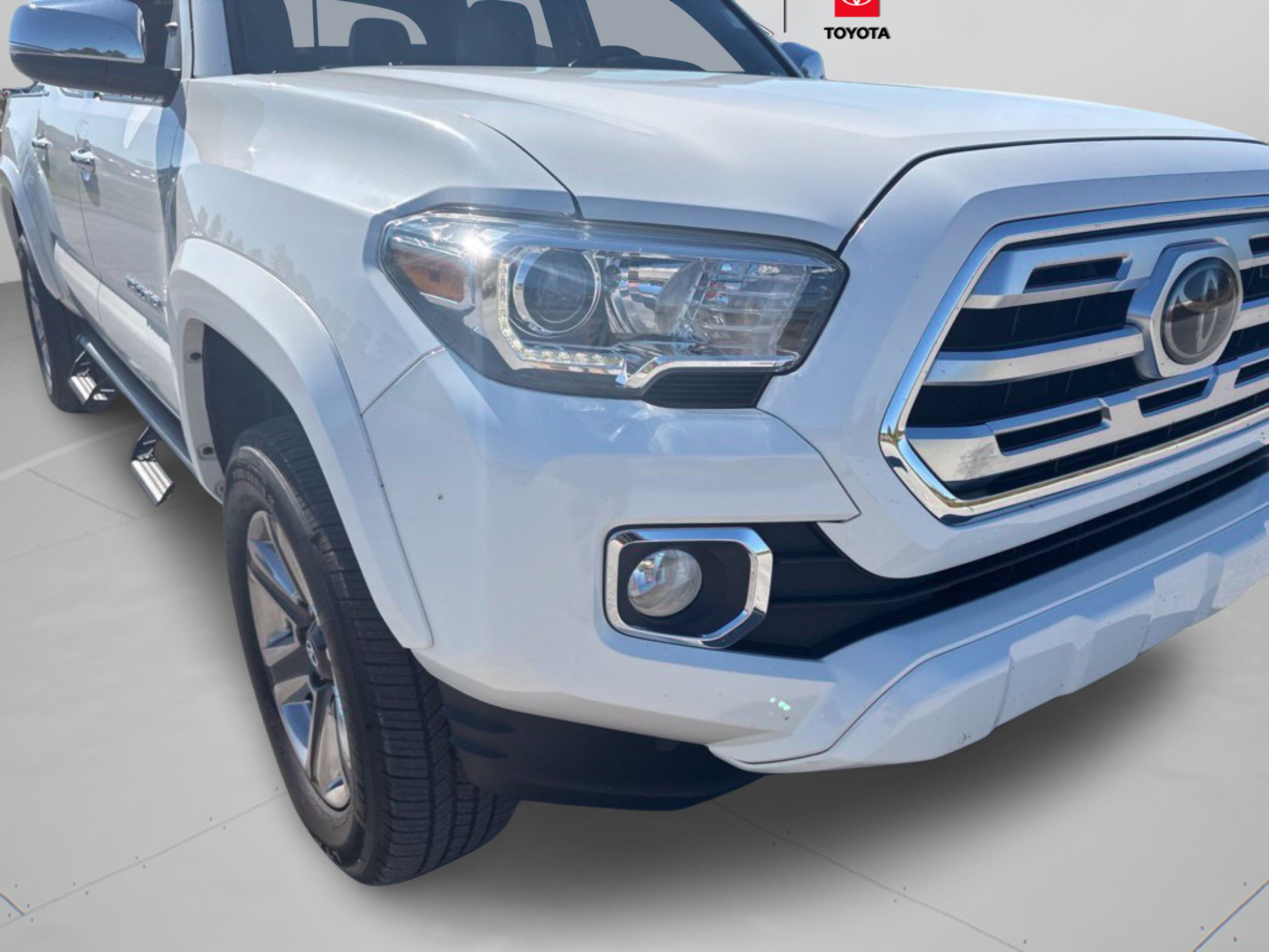 Used 2018 Toyota Tacoma Limited AWD/4WD image 12